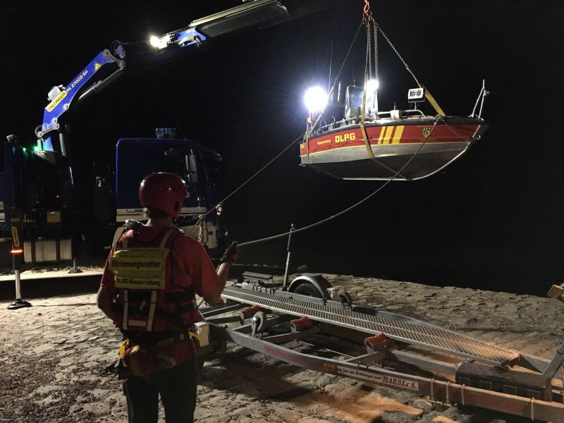 Das RTB wird mit Unterstützung des THW aus dem Wasser gekrant. Quelle: DLRG Bad Salzig/Gras