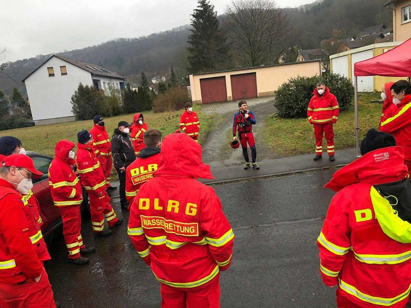 Einsatzbesprechung mit Strömungsrettern und weiteren Einsatzkräften (Quelle: DLRG Rheinböllen)