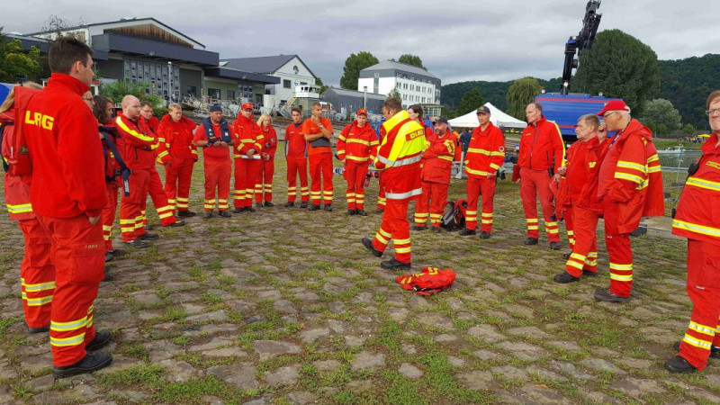 Besprechung mit den Einsatzkräften der Konvoibegleitung (Quelle: DLRG Bad Salzig/Heidinger)
