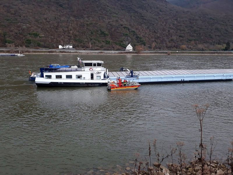 Einheiten der Feuerwehr bei der Erkundung des Wassereinbruchs im Gütermotorschiff (Quelle: DLRG Bad Salzig/Müntnich)