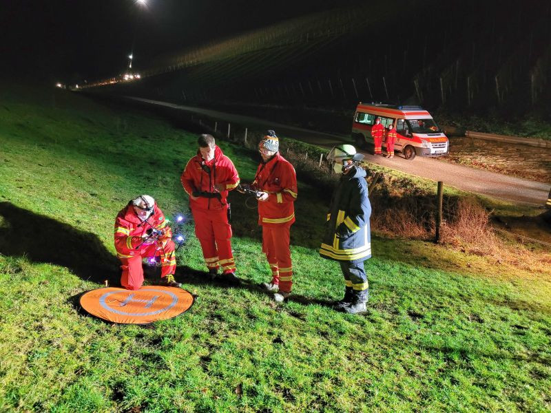 UAV-Trupp bei den Flugvorbereitungen am Start-/Landeplatz (Quelle: DLRG Bad Salzig/Heidinger)